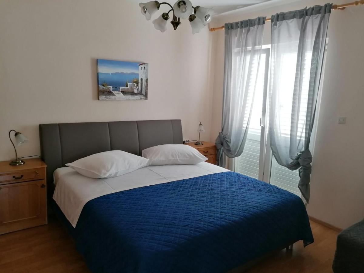 Apartment And Room Guscic Rab Town Exterior photo